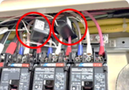 分電盤にセンサーを挟んだ状況