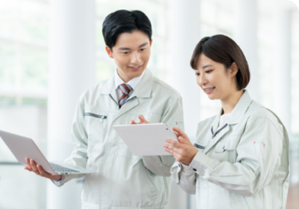 PCで実際結果を確認している作業者2名